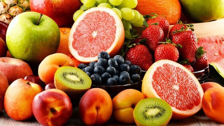 Dlaczego lepiej jeść owoce rano?